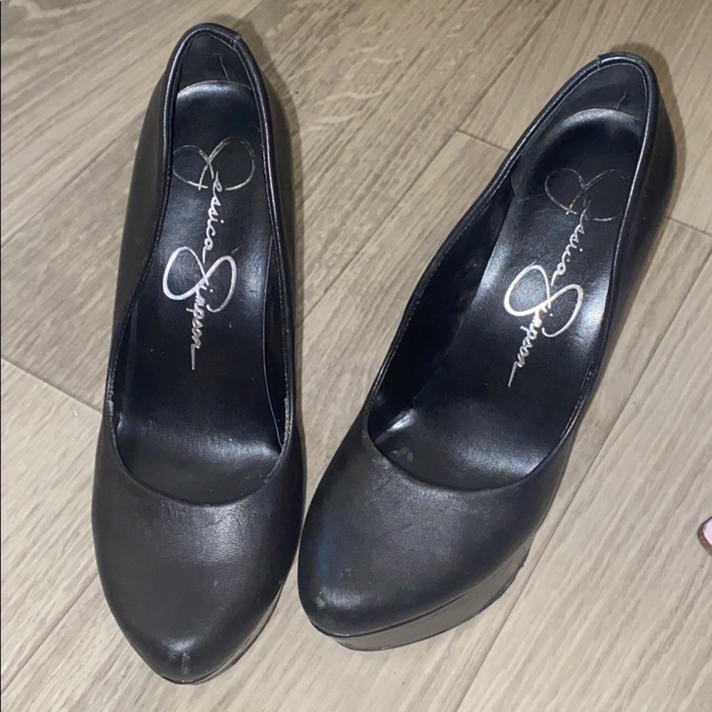 Jessica Simpson pumps